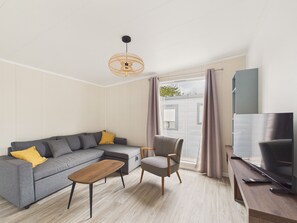 TV - Shared heated pool, accommodation for 6 (Saint-Gilles-Croix-de-Vie)