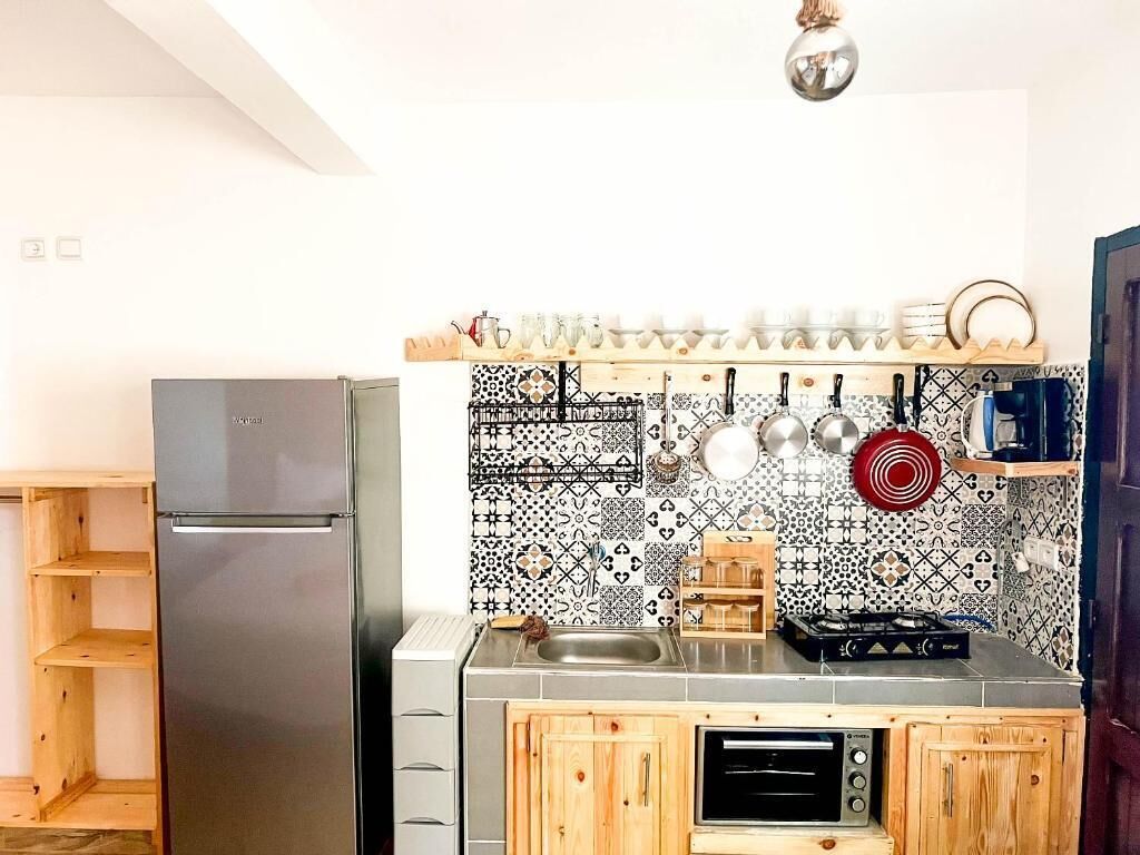 Studio Familial, vue partielle sur la mer | Cuisine privée | Réfrigérateur, batterie de cuisine, vaisselle et ustensiles