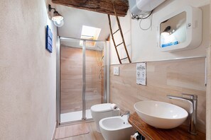 Dusche, Haartrockner, Handtücher