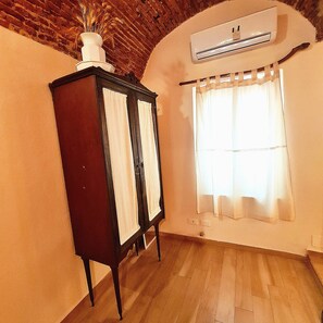 Interior - Holiday Home 'La Volta Segreta' with Mountain View, Wi-Fi and Air Conditioning (Albenga)