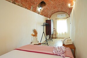 Room - Holiday Home 'La Volta Segreta' with Mountain View, Wi-Fi and Air Conditioning (Albenga)