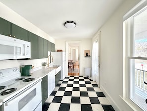 Private kitchen - Downtown Brunswick 1st FL Sun Drenched With Porch (Brunswick)