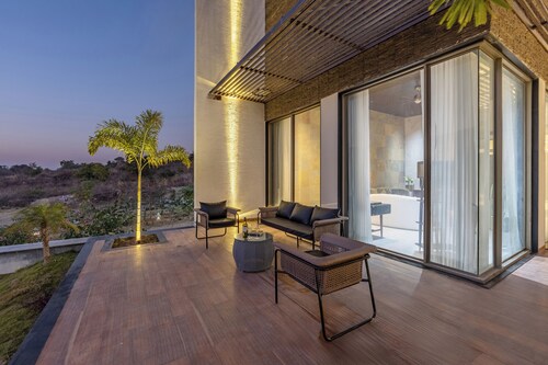 ELIVAAS Prive Kvanya Mansion with Pool