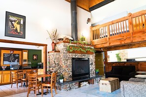 Dining - Coratel Inn and Suites by Jasper Black River Falls - 1 King Bed Non-Smoking (Black River Falls)