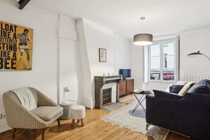 TV, offices - Charming 1BR Near Les Halles & the Louvre (Paris)