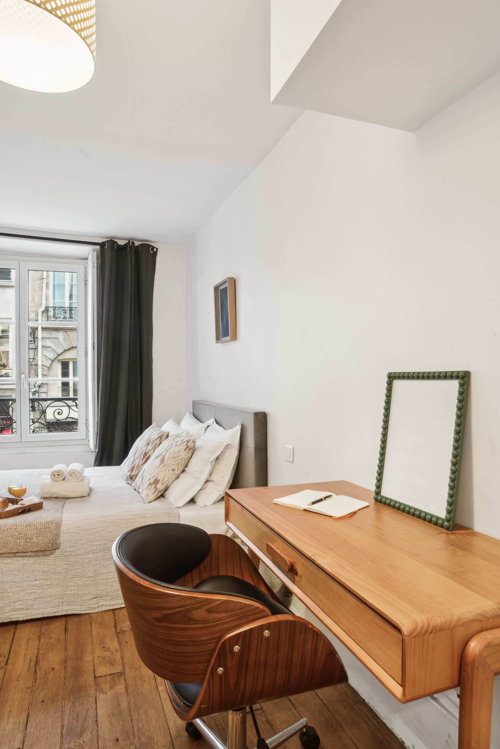 1 slaapkamer, een bureau, een strijkplank/strijkijzer, reisbedje