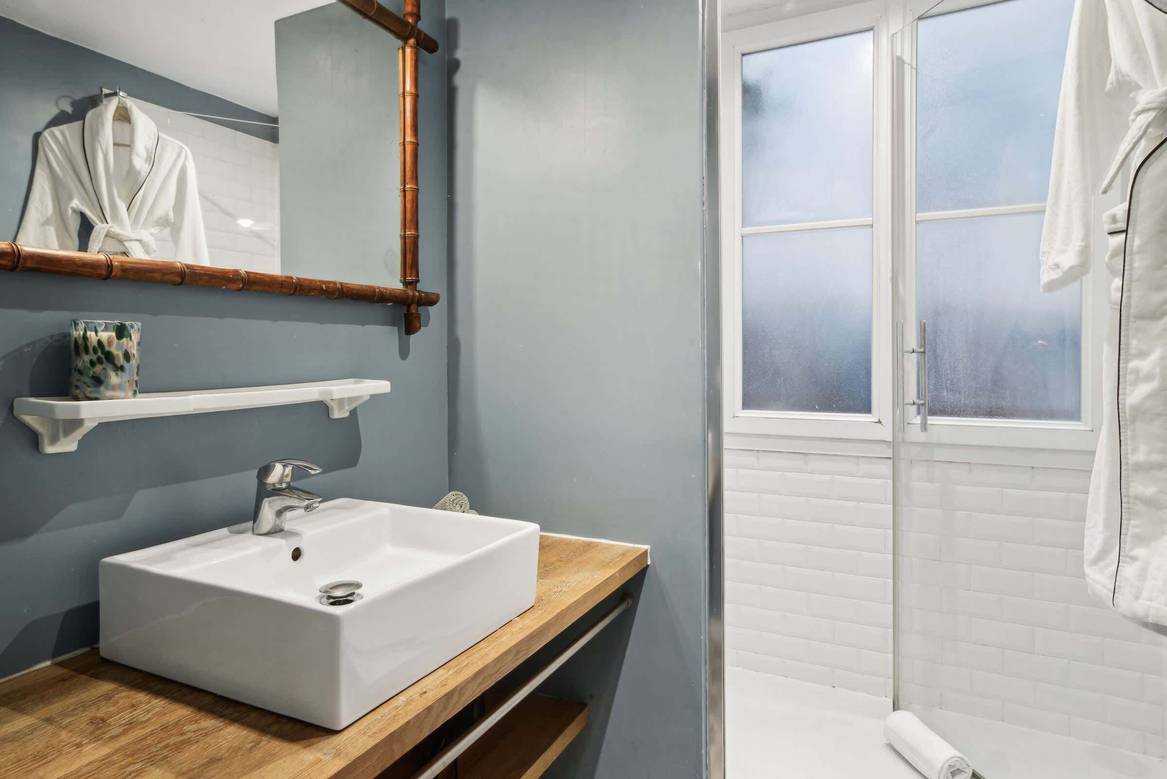 Shower, hair dryer, towels, shampoo