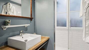 Shower, hair dryer, towels, shampoo