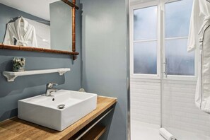 Ducha, secador de pelo, toallas y champú