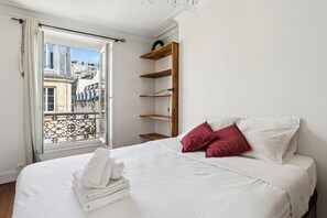 2 bedrooms, desk, iron/ironing board, travel cot - Lovely 2BR in the Heart of Le Marais (Paris)