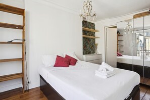 2 bedrooms, desk, iron/ironing board, travel cot - Lovely 2BR in the Heart of Le Marais (Paris)