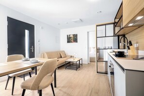 Apartment, 2 Schlafzimmer, Erdgeschoss | Wohnbereich