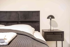 1 bedroom, WiFi, bed sheets - TYS One Bedroom Basement Apartment (Reykjavík)