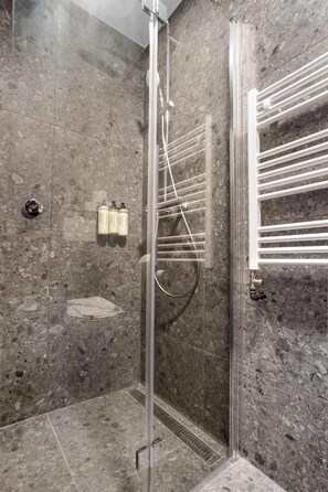 Shower, hair dryer, towels, shampoo - TYS One Bedroom Basement Apartment (Reykjavík)