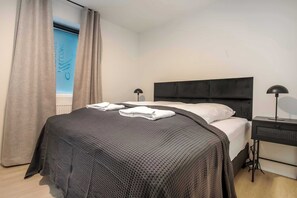 1 bedroom, WiFi, bed sheets - TYS One Bedroom Basement Apartment (Reykjavík)