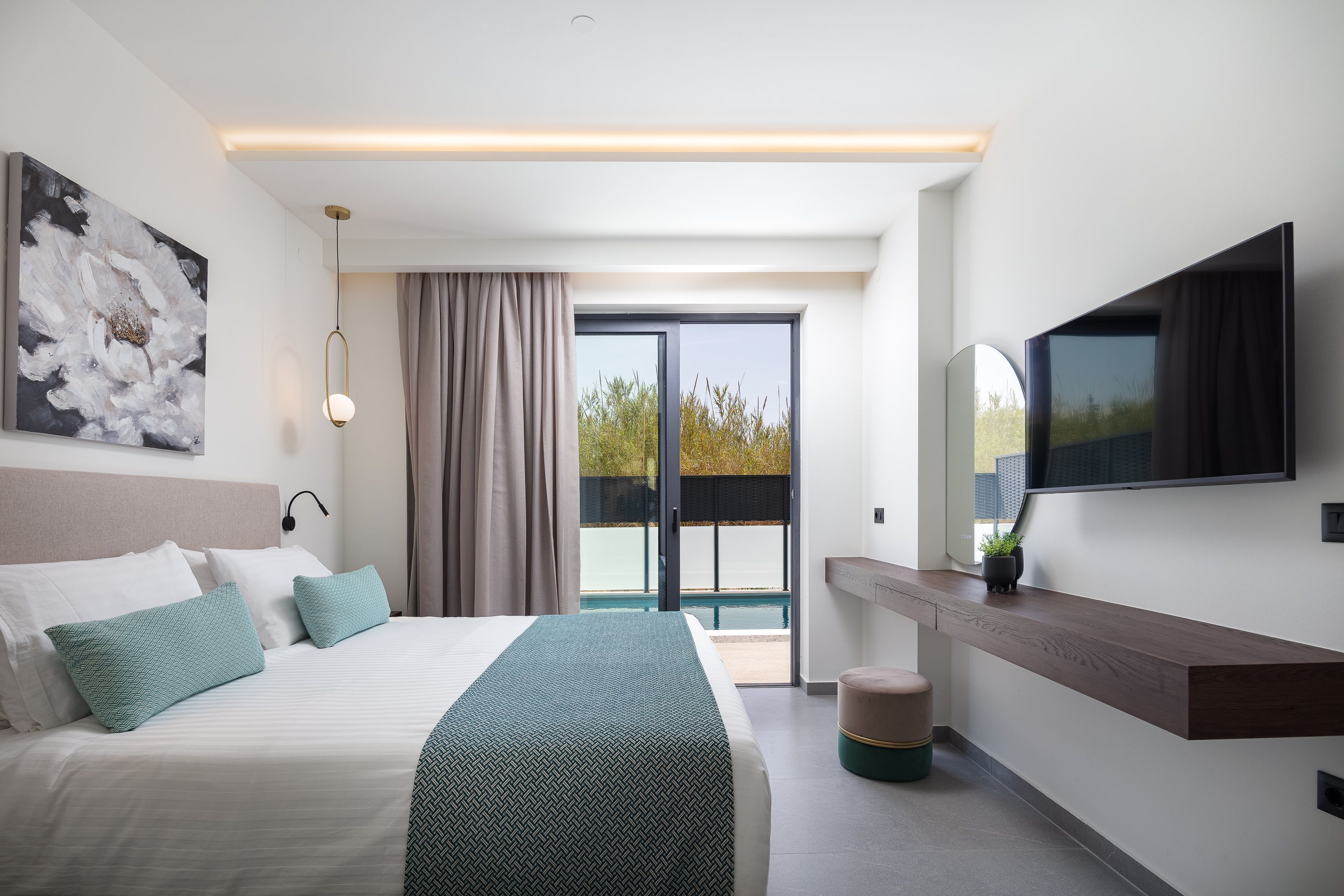 Une chambre d’hôtel moderne dotée d’un grand lit, d’un téléviseur à écran plat, d’une table de chevet et offrant une vue sur la piscine grâce à une porte coulissante.