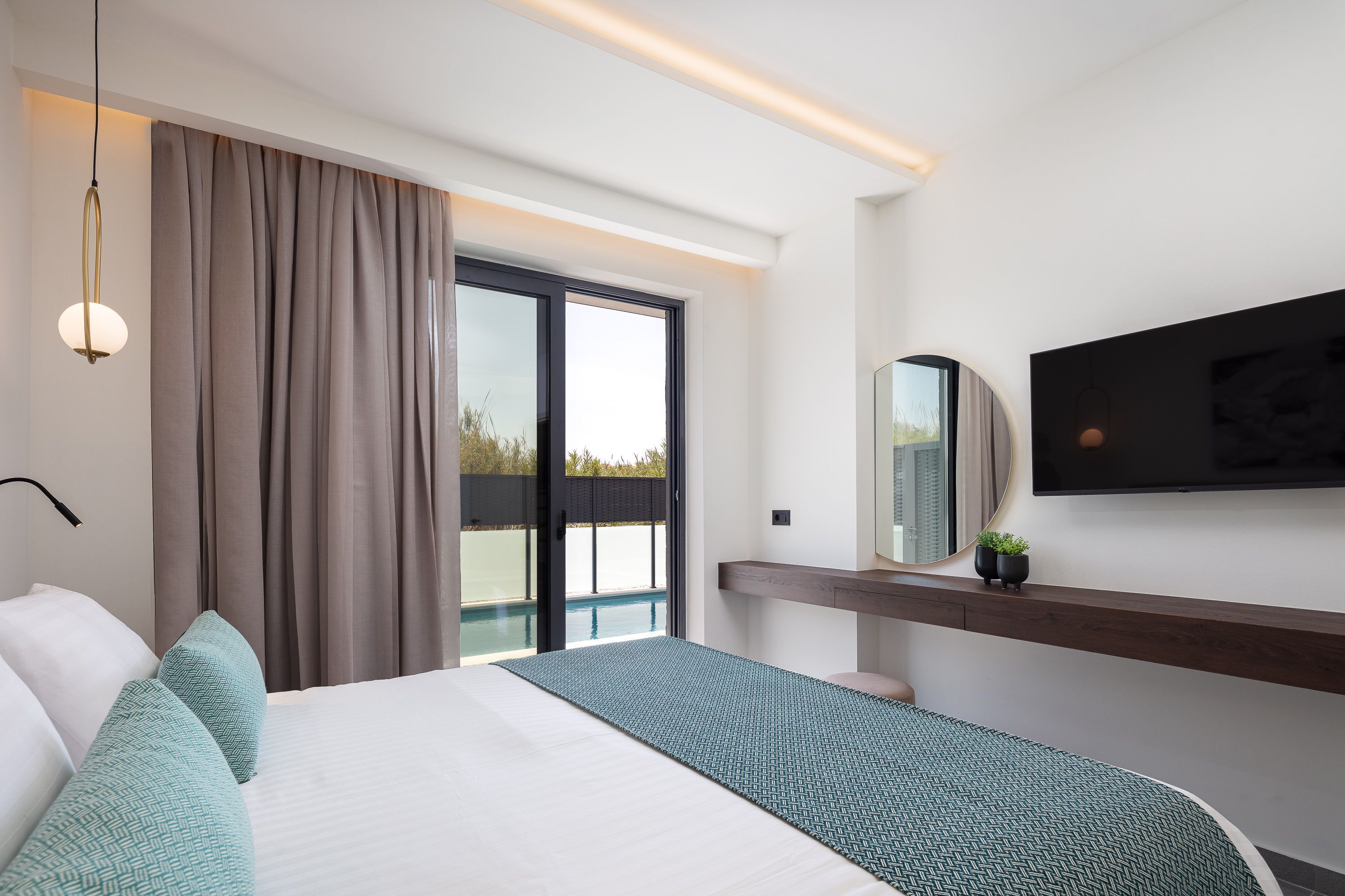 Ein modernes Hotelzimmer mit Bett, großem Fenster, Flachbildfernseher und einer kleinen Pflanze auf einem Holzregal.