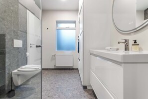 Een douche, een haardroger, handdoeken, shampoo