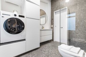Shower, hair dryer, towels, shampoo - TYS One Bedroom Apartments (Reykjavík)