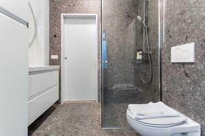 Shower, hair dryer, towels, shampoo - TYS One Bedroom Apartments (Reykjavík)