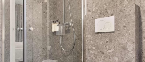 Bruser, hårtørrer, håndklæder, Shampoo