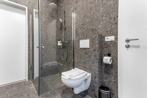 Shower, hair dryer, towels, shampoo - TYS One Bedroom Apartments (Reykjavík)