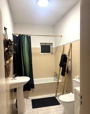 Towels, soap, toilet paper - Private house with garden & terrace - 5 min from various beaches (Vale de Boi)