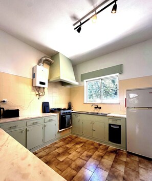 Private kitchen - Private house with garden & terrace - 5 min from various beaches (Vale de Boi)