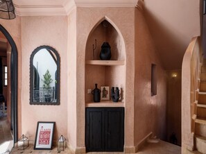 المنشأة من الداخل