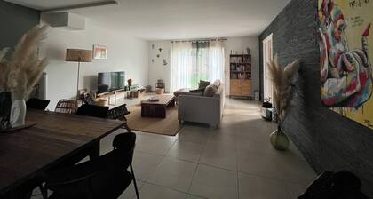 Luxury family villa with swimming pool in a Provencal setting.
