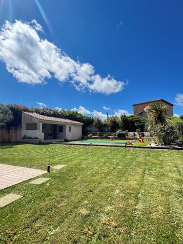  Luxury family villa with swimming pool in a Provencal setting.