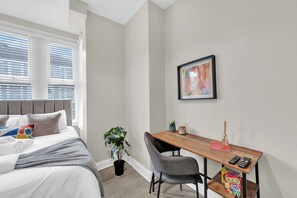 1 dormitorio, tabla de planchar con plancha, wifi y ropa de cama