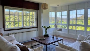 Maison Familiale, patio, vue montagne | Coin séjour