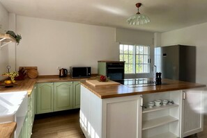 Family House, Patio, Mountain View | Private kitchen - Casa Santi - 10 Min de Santiago  (Santiago de Compostela)