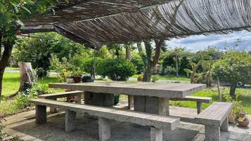 Maison Familiale, patio, vue montagne | Restauration extérieure