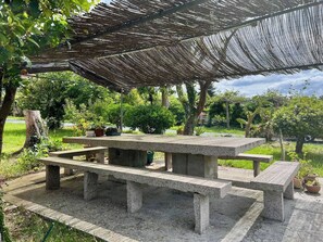 Familiehus - terrasse - bjergudsigt | Udendørs spisemuligheder