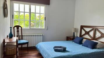 Familjehus - uteplats - utsikt mot bergen