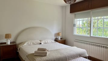 Familjehus - uteplats - utsikt mot bergen