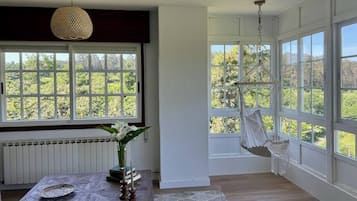 Familjehus - uteplats - utsikt mot bergen | Interiör