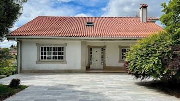 Familjehus - uteplats - utsikt mot bergen | Exteriör