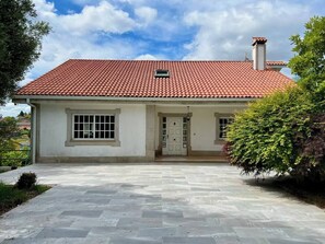 Familjehus - uteplats - utsikt mot bergen | Exteriör