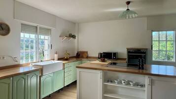 Familjehus - uteplats - utsikt mot bergen | Eget kök