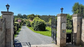 Familiehus - terrasse - bjergudsigt | Overnatningsstedets omrÄde