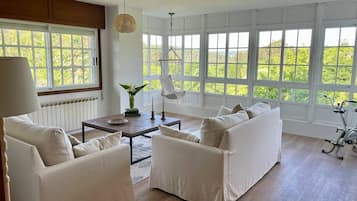 Familjehus - uteplats - utsikt mot bergen | Vardagsrum