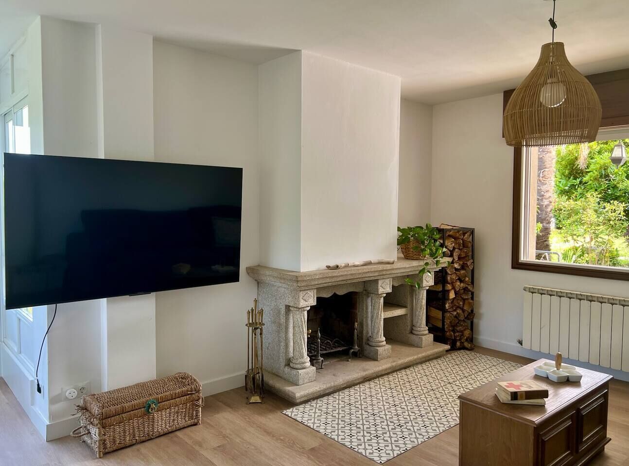 Casa familiar, patio, vistas a la montaña | Zona de estar | Una televisión de pantalla plana, una chimenea