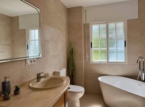 Familiehus - terrasse - bjergudsigt | Badeværelse