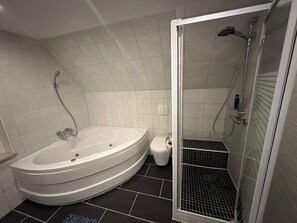 Jetted tub, hair dryer, towels, soap - Exclusive Hamburg suburban villa with garden (Norderstedt)