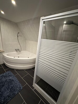 Jetted tub, hair dryer, towels, soap - Exclusive Hamburg suburban villa with garden (Norderstedt)