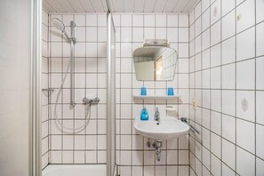 Shower, hair dryer, towels - Apartment 'Für 5 Personen 65 M²' with Wi-Fi (Weidenbach (Eifel))