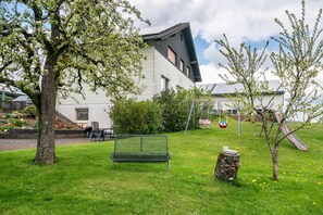 Children’s area - Apartment 'Für 5 Personen 65 M²' with Wi-Fi (Weidenbach (Eifel))